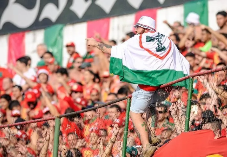 imagem da materia: Mesmo líder, a torcida da Portuguesa está na bronca