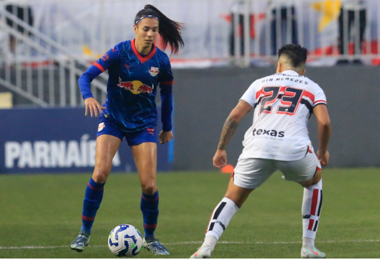 imagem da materia: São Paulo goleia Bragantino e encaminha classificação