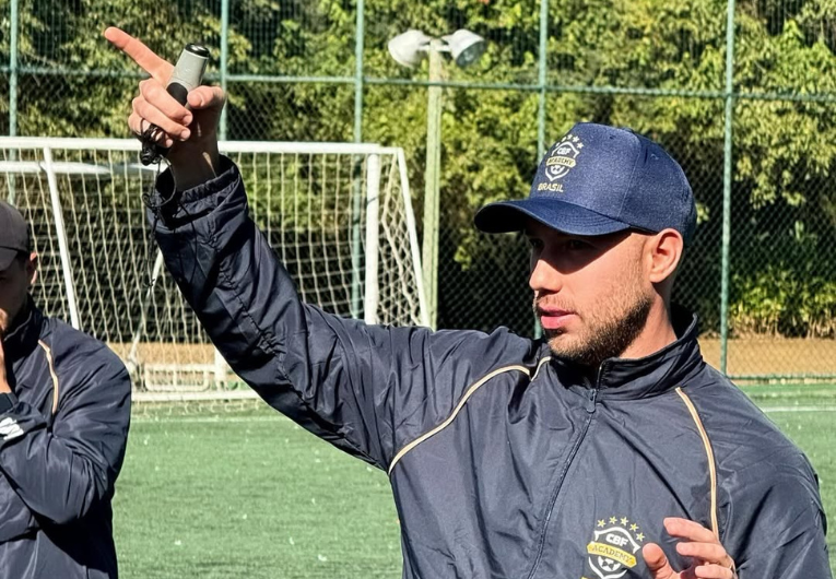 imagem da materia: Técnico do São Paulo comanda aula na CBF Academy