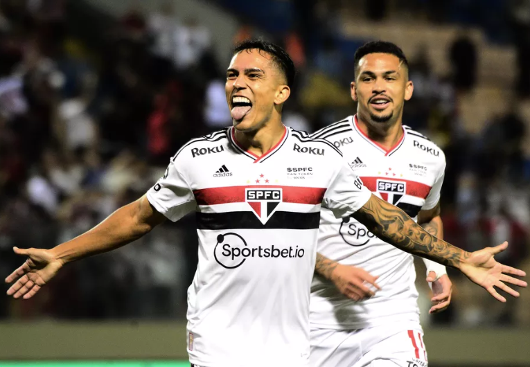 imagem da materia: Santos se aproxima de acerto com lateral do São Paulo
