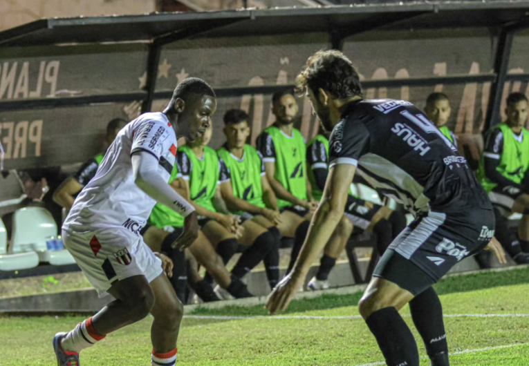 imagem da materia: Botafogo amarga sequência ruim e vira alvo de pressão