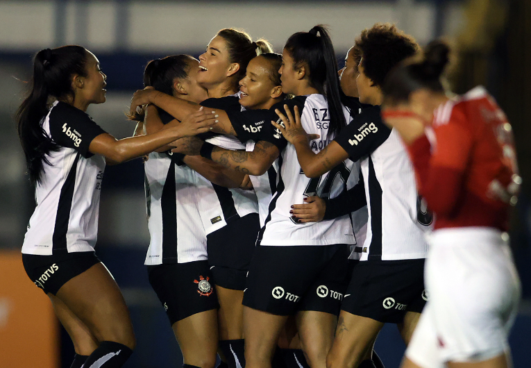 imagem da materia: Corinthians goleia o Internacional no Brasileiro Feminino