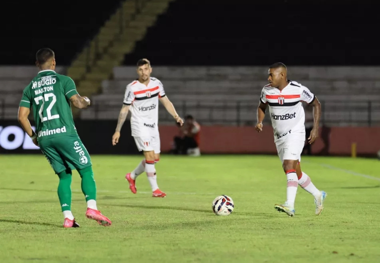 imagem da materia: Com gol no fim, Botafogo-SP vence Chapecoense e sai do Z-4