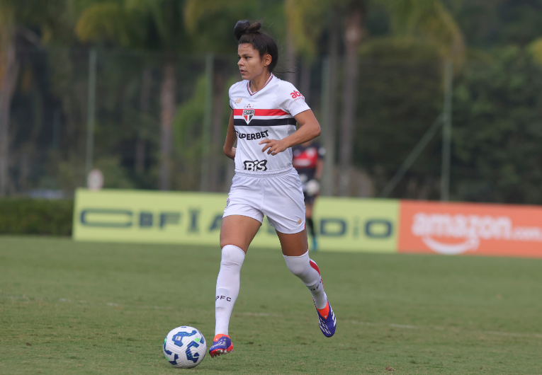 imagem da materia: São Paulo anuncia saída da zagueira Day Silva