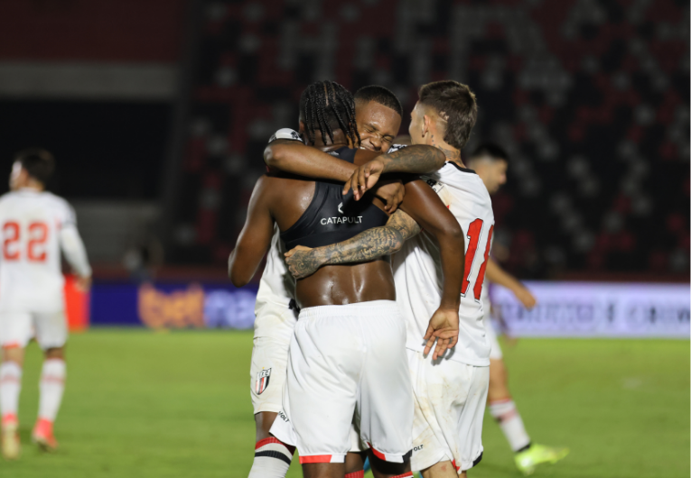 imagem da materia: Botafogo-SP respira fora da zona de rebaixamento na Série B