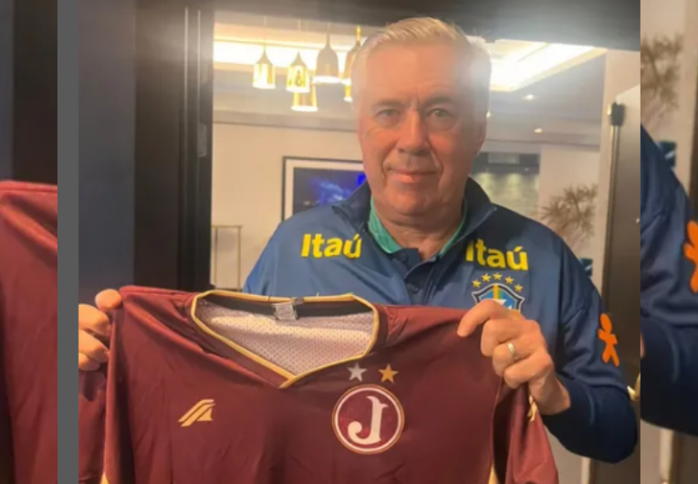 imagem da materia: Saudades? Ancelotti tira foto com camisa do Juventus