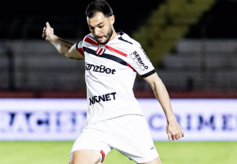 imagem da materia: Jean Victor celebra retorno aos gramados