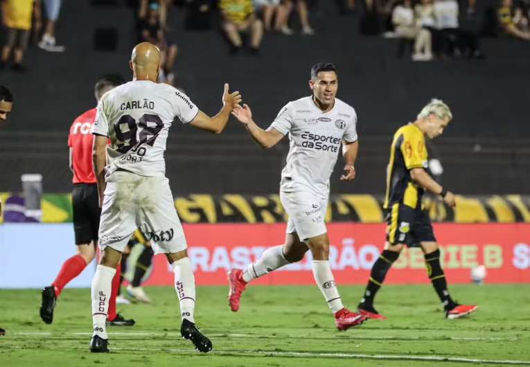imagem da materia: Carlão e Thiago Lopes brilham no ataque da Ferroviária