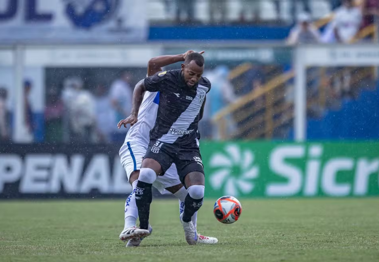 imagem da materia: Victor Andrade vive indefinição na Ponte Preta