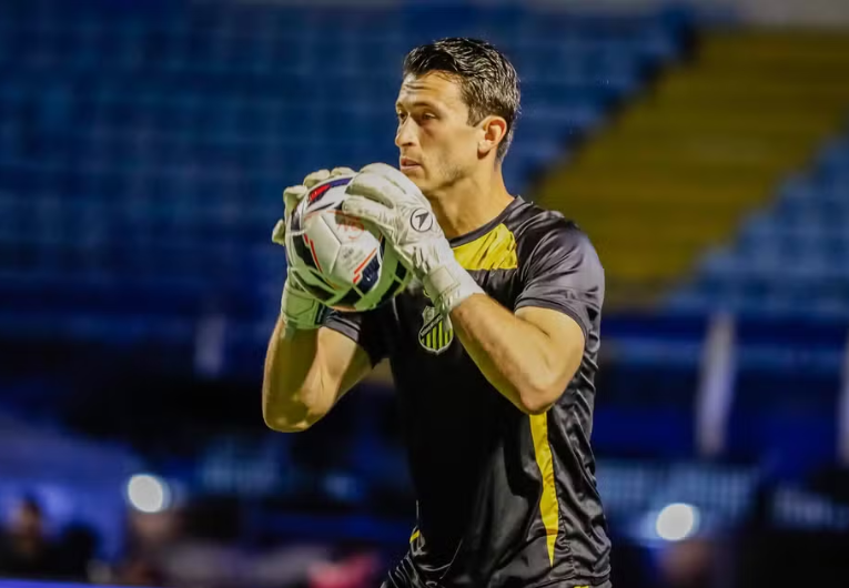 imagem da materia: Umberto Louzer elogia bom momento do goleiro Airton