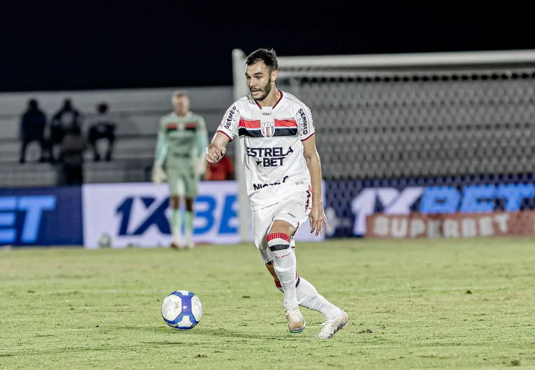 imagem da materia: Jean valoriza disputa com Risso pela lateral do Botafogo