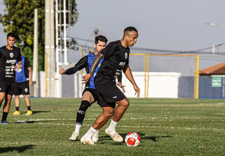imagem da materia: Botafogo-SP oficializa a contratação do volante Tenner