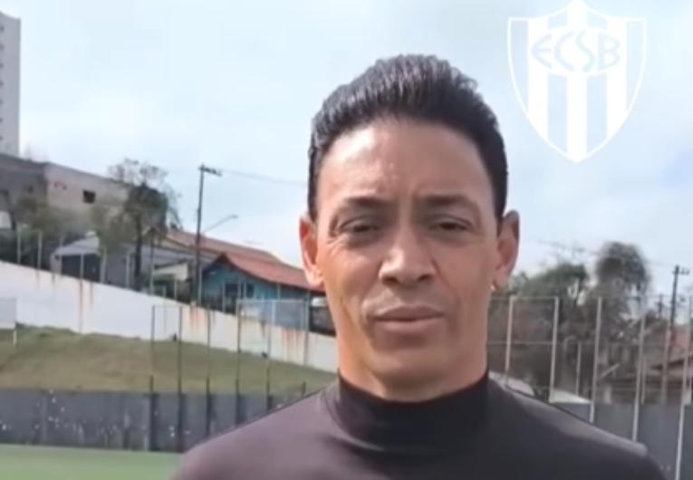 imagem da materia: Ex-atacante Ricardo Oliveira visita o EC São Bernardo