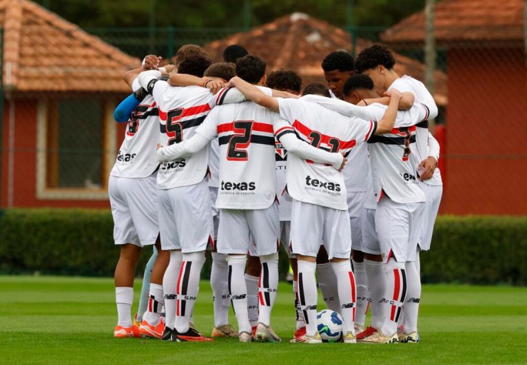 imagem da materia: São Paulo é derrotado pelo Atlhetico-PR no Brasileiro Sub-17