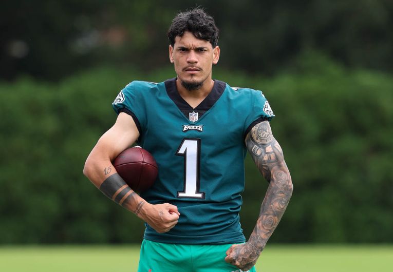 imagem da materia: Gómez na NFL? Palmeiras e Eagles interagem e trocam presente