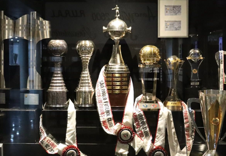 imagem da materia: São Paulo também provoca Palmeiras por cair no Mundial