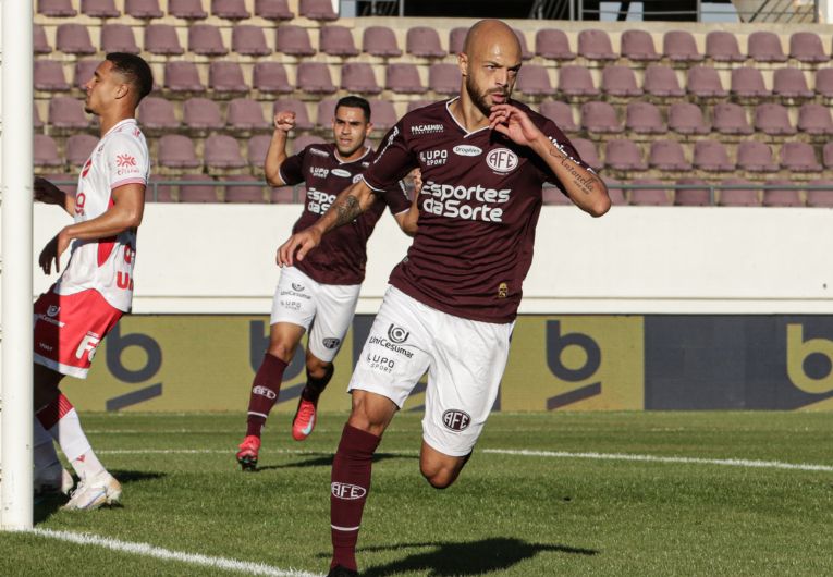 imagem da materia: Gols de Carlão são decisivos para a Ferroviária na Série B