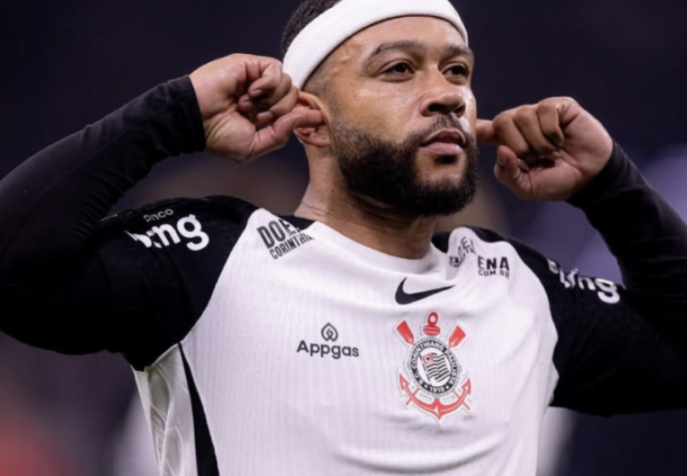 imagem da materia: Memphis reaparece no Corinthians após faltar a treino