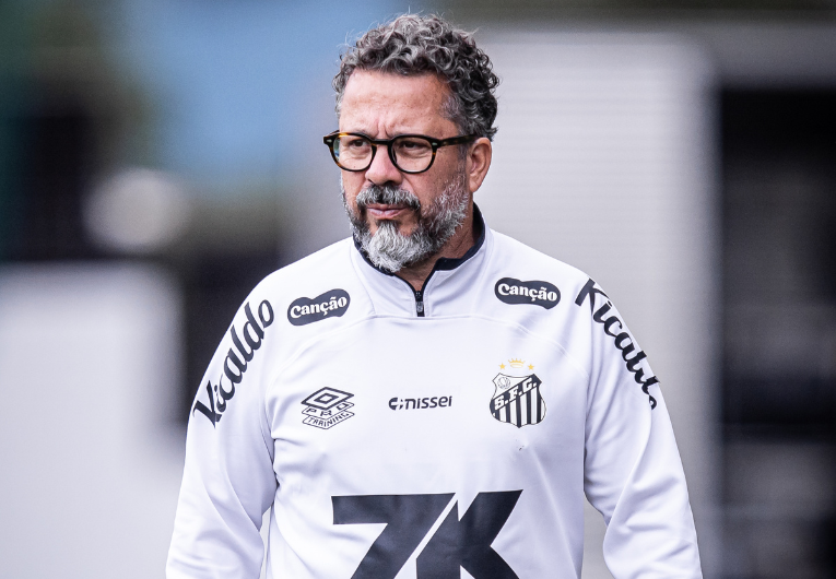 imagem da materia: Cléber Xavier valoriza amistoso e testa titulares no ES