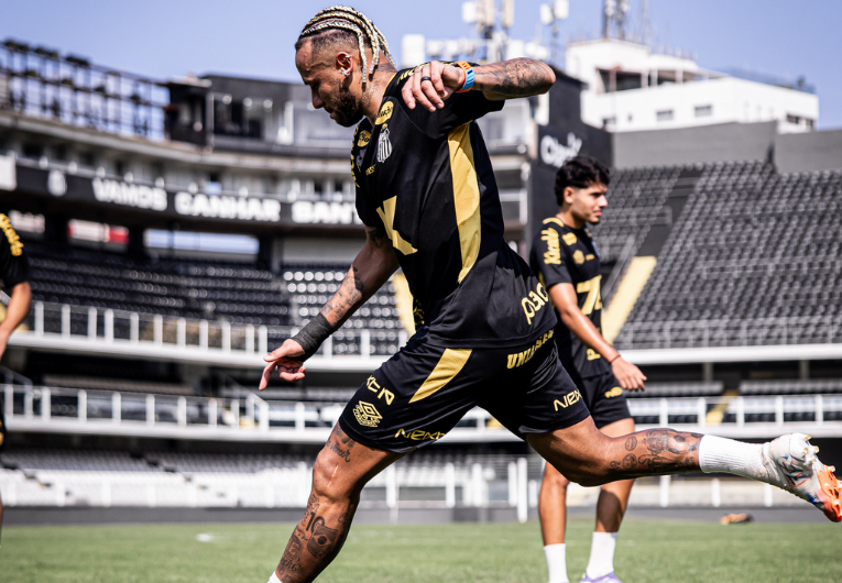 imagem da materia: Neymar treina com elenco e deve jogar contra Flamengo