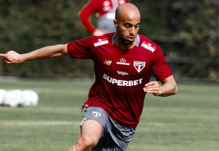 imagem da materia: São Paulo treina após derrota e monitora retornos