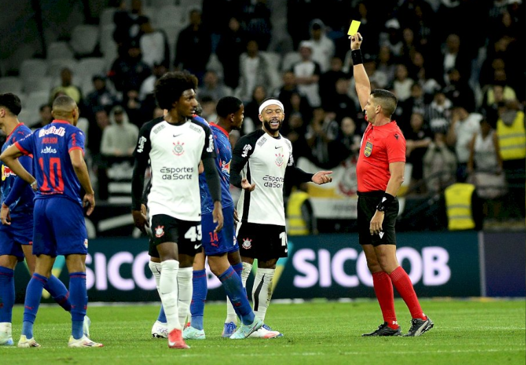 imagem da materia: CBF valida pênalti do Bragantino e Corinthians protesta