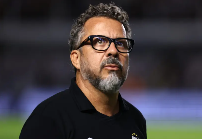 imagem da materia: Cleber Xavier destaca Neymar e Vila Belmiro como peças-chave