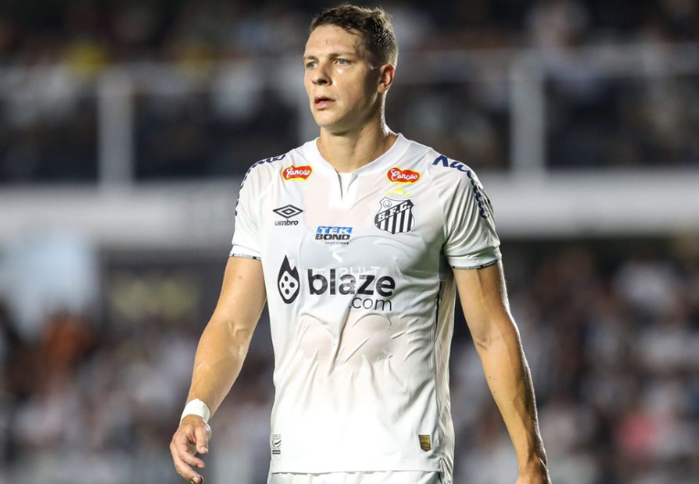 imagem da materia: Santos rescinde contrato com Julio Furch