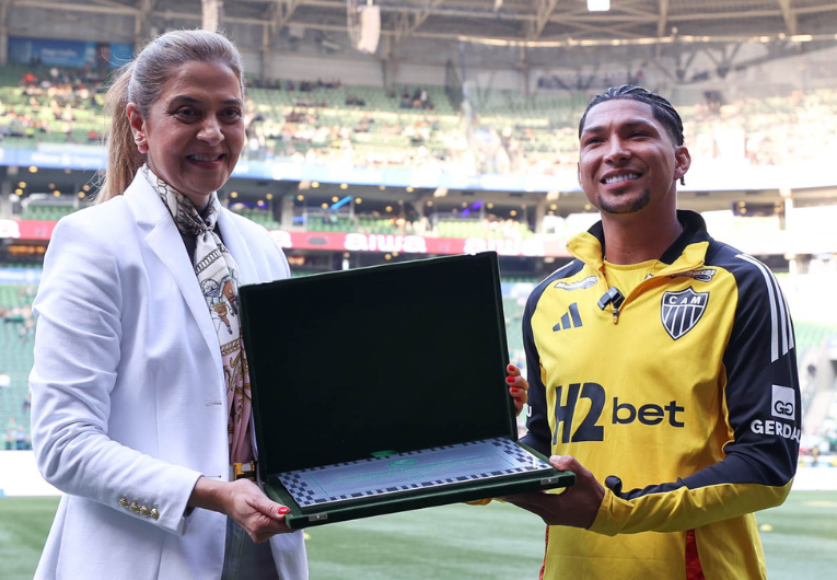 imagem da materia: Rony é homenageado pelo Palmeiras