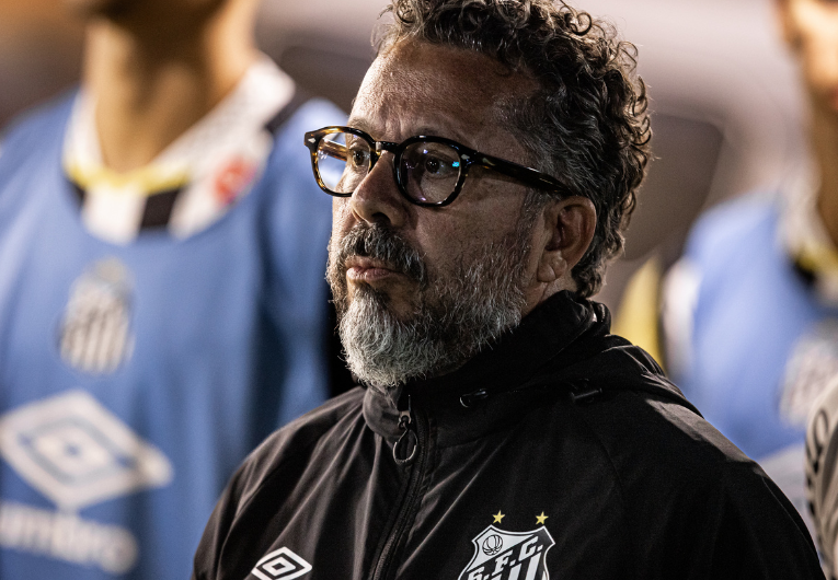 imagem da materia: Santos volta ao Z-4 após final da rodada