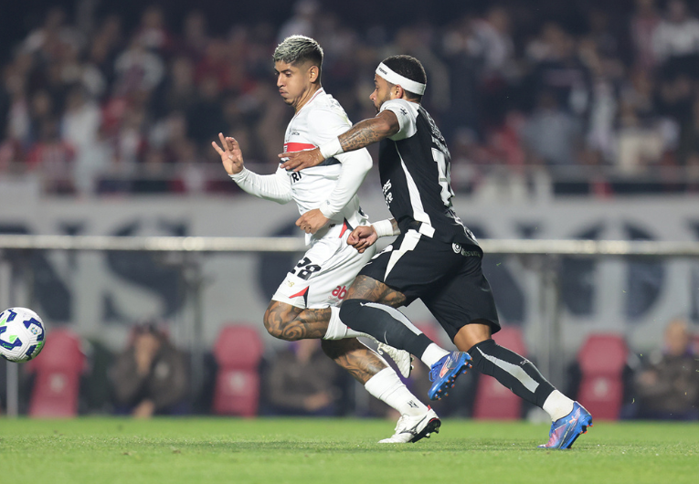 imagem da materia: Corinthians denuncia torcida do São Paulo por homofobia