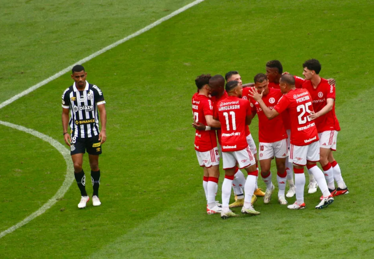 imagem da materia: Santos enfrenta tabu de sete jogos sem vencer o Inter