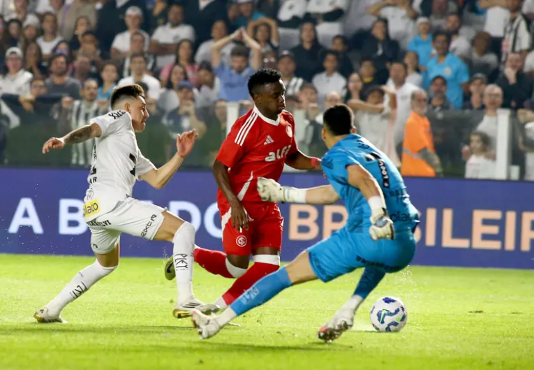 imagem da materia: Santos cria chances, mas perde pro Inter na Vila Belmiro