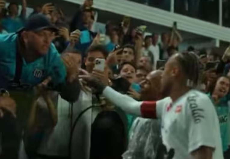imagem da materia: Após derrota, Neymar discute com torcedor na Vila Belmiro