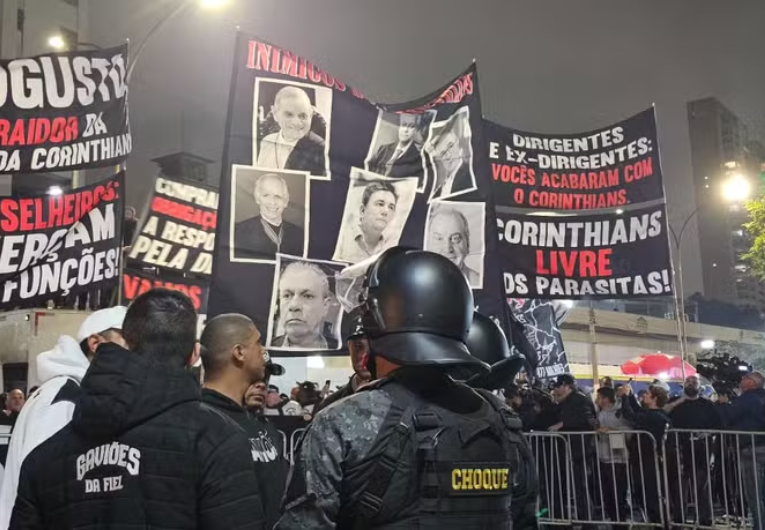 imagem da materia: Torcedores do Corinthians protestam no Parque São Jorge
