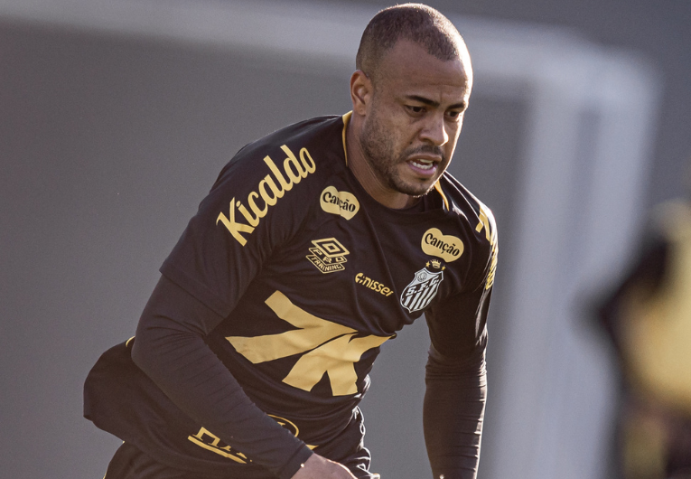 imagem da materia: Mayke treina bem e pode estrear em Santos x Juventude