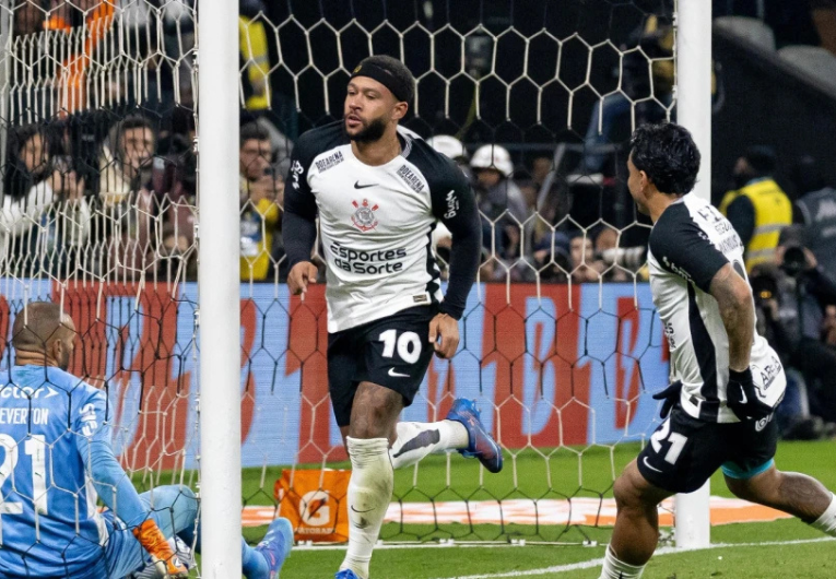 imagem da materia: Memphis marca em clássicos pela primeira vez