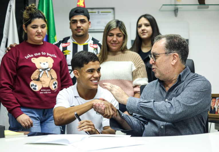 imagem da materia: Santos renova com joia da base e capitão do Sub-20