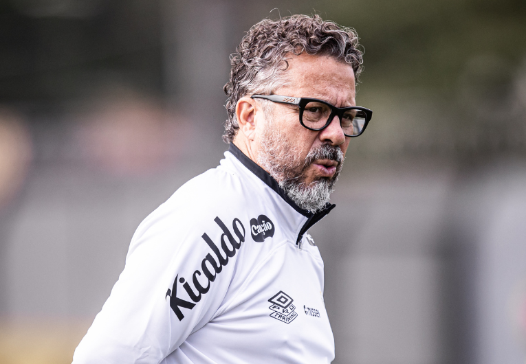 imagem da materia: Cleber Xavier comanda treino sem Neymar nesta quinta-feira