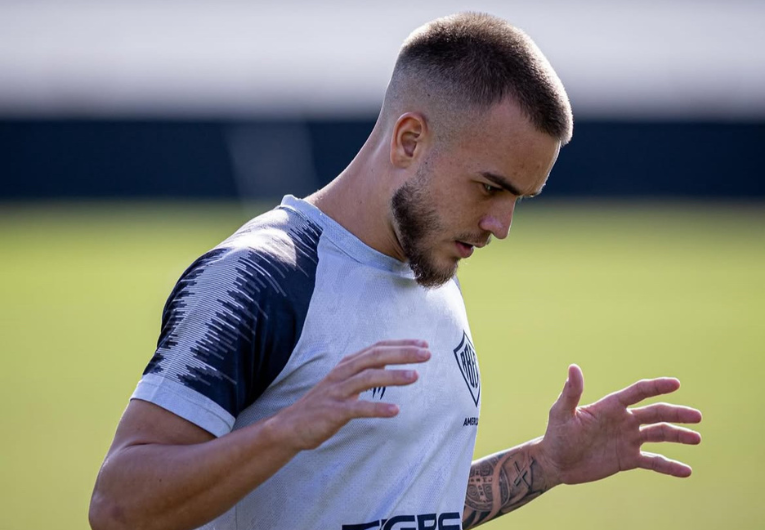 imagem da materia: Toth elogia Victor Albanez: “Merecia o gol”