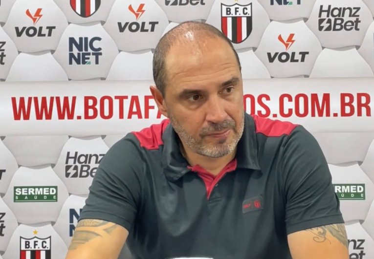 imagem da materia: Erros defensivos preocupam Allan Aal após derrota
