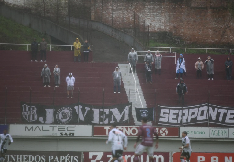 imagem da materia: Ponte desembarca e treina nesta terça após volta adiada