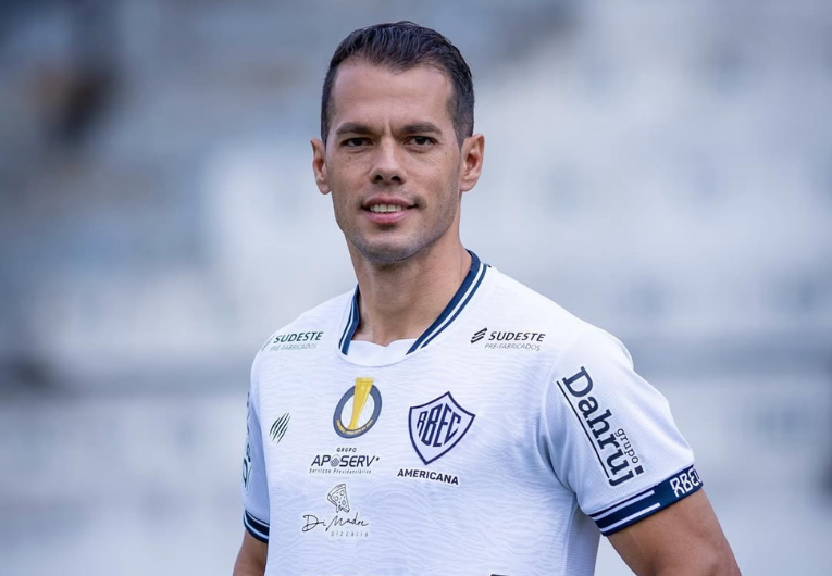 imagem da materia: Rio Branco anuncia a contratação de jogador formado na base