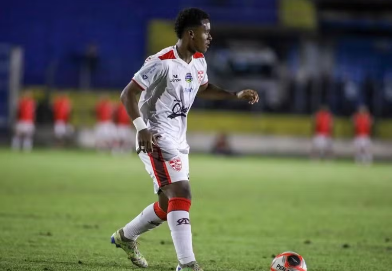 imagem da materia: Guilherme celebra gol em estreia no time profissional