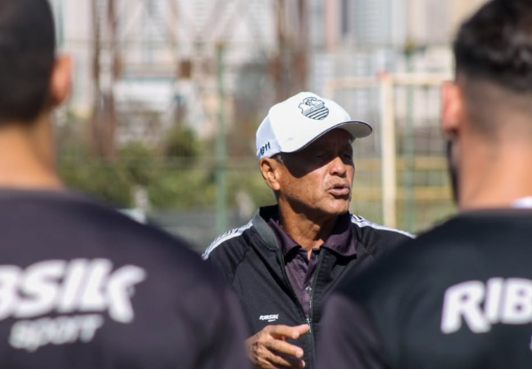 imagem da materia: Roberval destaca base e experiência como pilares de boa fase