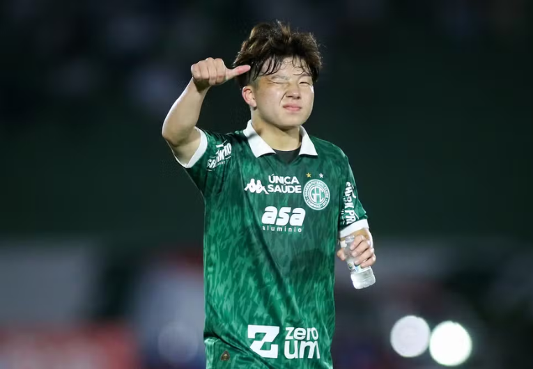 imagem da materia: Meia japonês brilha e é homenageado em vitória do Guarani
