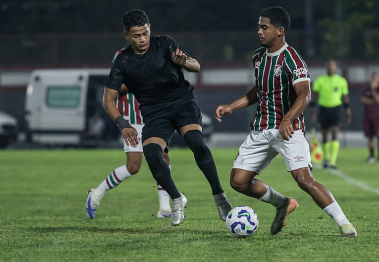 imagem da materia: Corinthians leva baile do Flu e só cumpre tabela no Sub-20