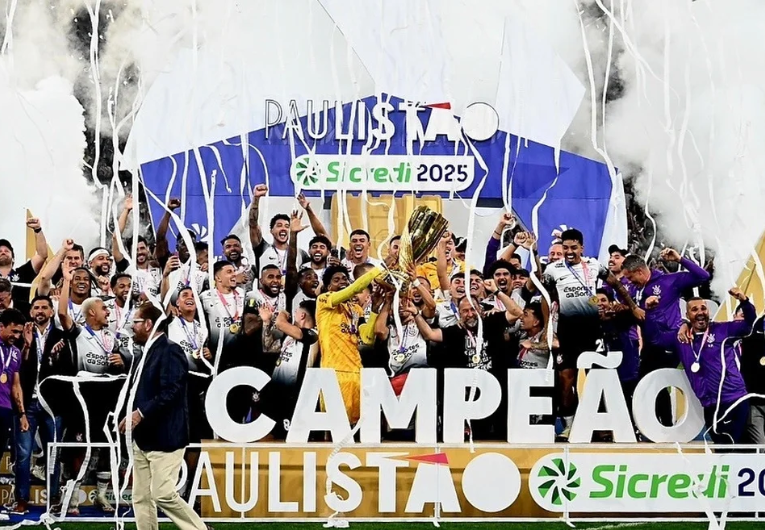 imagem da materia: Timão mira 'tripleta' contra rivais após cinco anos