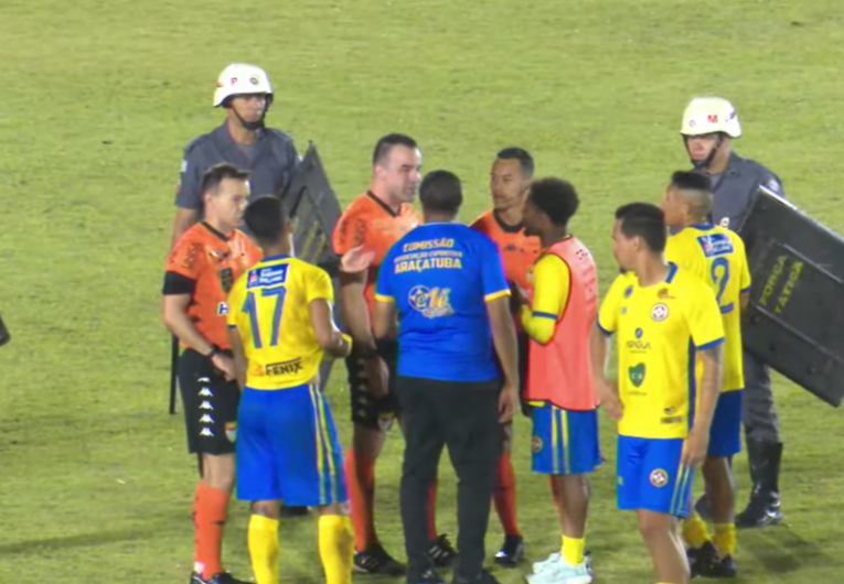 imagem da materia: Araçatuba perde mais uma e contesta arbitragem do jogo