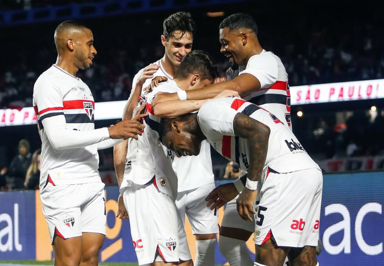 imagem da materia: São Paulo bate o Athletico e sai na frente na Copa do Brasil